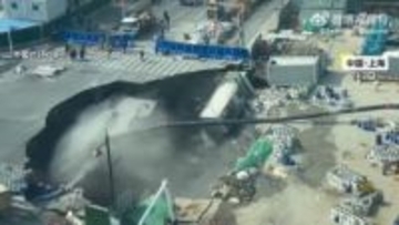 「うわあ！…小屋が落ちるぞ」地下鉄建設現場で大規模陥没　大量の水…慌てて逃げる作業員　前日に漏水発見　中国・上海