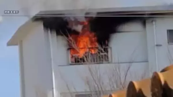 集合住宅が燃える火事 けが人なし　｢コンセントから火が出た｣  千葉・市川市