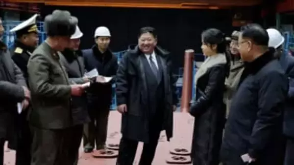 金正恩総書記が8700t級原子力潜水艦を視察…“建造中”船体の写真公開　北朝鮮メディア　「国防5カ年計画」最後の年で開発急いでいるか