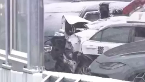 パトカーに突っ込んだランボルギーニの運転手は助手席の女性を放置し逃走…警察官2人が重傷　ひき逃げ事件として捜査　東京・中央区