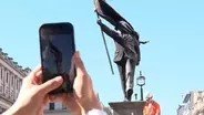 バンクシー新作　今度はロンドン中心部に「彫像」　大きな旗で顔を覆われた男性の像　SNSで自身の作品と公表