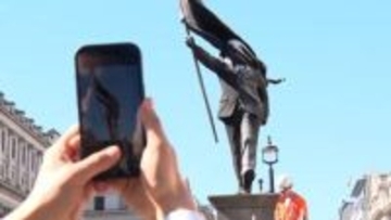 バンクシー新作　今度はロンドン中心部に「彫像」　大きな旗で顔を覆われた男性の像　SNSで自身の作品と公表