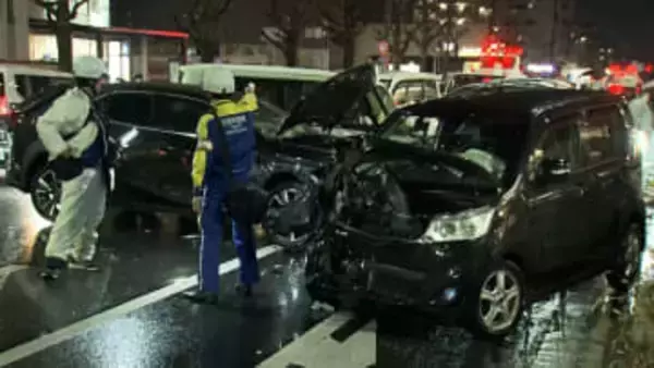 対向車線にはみ出した車が信号待ちの車に衝突…5台がからむ事故に　40歳女性が意識不明の重体　京都市