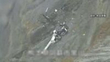 遊覧ヘリ大破…火口内で機体の一部発見　パイロット男性と台湾から来た観光客の男女安否不明も濃霧で捜査難航　熊本・阿蘇