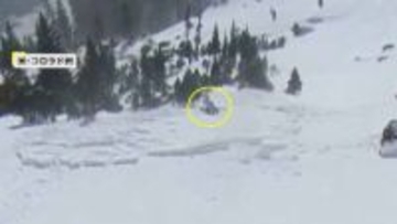 雪崩発生の一部始終　雪に流され男性が姿消す…木に捕まり助かるも肩を脱臼するケガ　発生しやすい傾斜は30度以上　アメリカ