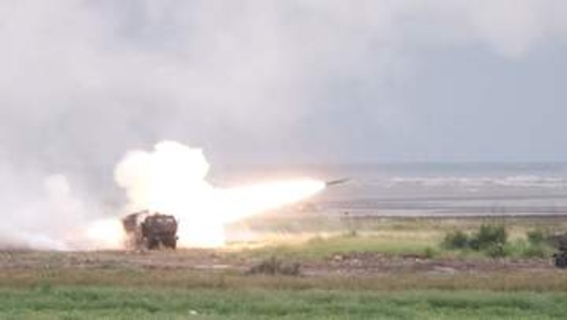 台湾軍が「ハイマース」の実弾射撃演習　中国に面した海岸で初実施　アメリカから購入した射程300キロの高機動ロケット砲システム
