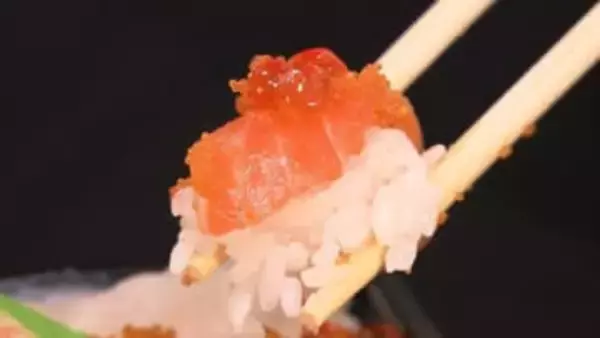 「夕飯が楽しみ」デパートに長蛇の列…北海道の味覚“三つどもえ”の戦い、キャリーケースを持ち込む人も