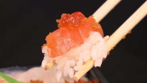 「夕飯が楽しみ」デパートに長蛇の列…北海道の味覚“三つどもえ”の戦い、キャリーケースを持ち込む人も