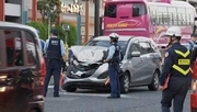 【速報】子ども13人が乗るスイミングスクール送迎バスに乗用車が追突　東京・大田区