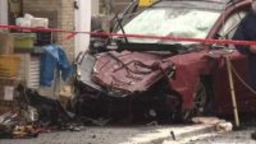 京王線の踏切で電車と車が衝突　車の男女2人搬送　遮断機下りた後に車進入か　 5時間以上運転見合わせ　東京・府中市