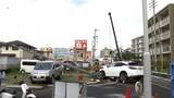 「車が突っ込み電柱倒れる　はずみで他の車2台も破損　運転手は逃走　名古屋市北区」の画像1