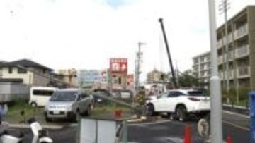 車が突っ込み電柱倒れる　はずみで他の車2台も破損　運転手は逃走　名古屋市北区