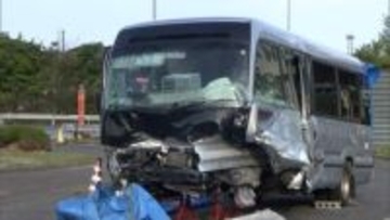 磐越道でマイクロバスが衝突事故　17歳高校生が投げ出され死亡　見通しのよい場所でなぜ？　専門家「運転手の要因か故障か」