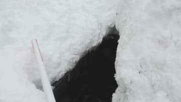 水路の雪の詰まりを解消させようと…水路に転落した67歳と74歳の男性2人が死亡　空き家の除雪作業中に…新潟・十日町市