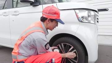 【夏の疲れは人間だけじゃない…】駐車場で車のラジオを聞いていたらバッテリーが！波打ち際を走行中タイヤが砂に！暑い夏を乗り越えた車のメンテナンス大丈夫？〈北海道〉
