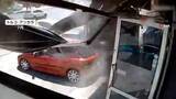 「【映像】市営バスが暴走、歩行者“間一髪”車はじき飛ばし店に突っ込む瞬間　「運転手が心臓発作」証言も　トルコ」の画像1
