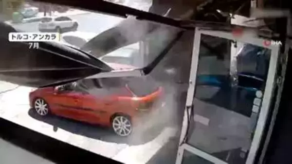 【映像】市営バスが暴走、歩行者“間一髪”車はじき飛ばし店に突っ込む瞬間　「運転手が心臓発作」証言も　トルコ