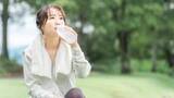 「「運動しない人はスポドリを飲まないで」血糖値爆上がり？熱中症予防はできない？医師に聞く市販ドリンクとの付き合い方」の画像1