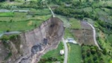 畑が陥没して巨大な穴が「1日1m拡大」…地震で陥没し洪水で急激に拡大か　インドネシア