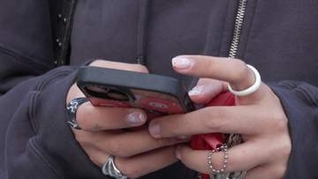 フランスで15歳未満のSNS利用禁止法案が可決　ヨーロッパでは初の規制　教育目的での利用は除外