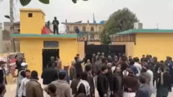 パキスタンのモスクで爆発　31人死亡　自爆テロの可能性