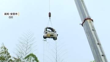 巨大クレーンで転落事故の軽自動車をつり上げ撤去　国の天然記念物「シダ」など傷つけないように　高知・安芸市の伊尾木洞