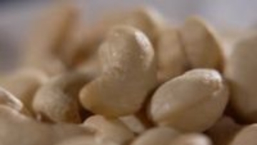 「機内でナッツ食べないで」微量で命に関わる症状も、ナッツアレルギー当事者が抱える“空の旅”の不安　航空会社で対応に差