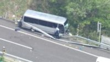 福島・磐越道バス事故　現場にブレーキ痕なし、バス運転手「曲がり切れなかった」　17歳男子高校生が死亡、20人けが