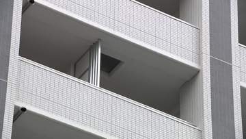 「息子が刺された」25歳男性重傷　片足首に“結束バンド”　非常用出口から“同居”男逃走か　全小学校で集団下校も　東京・豊島区