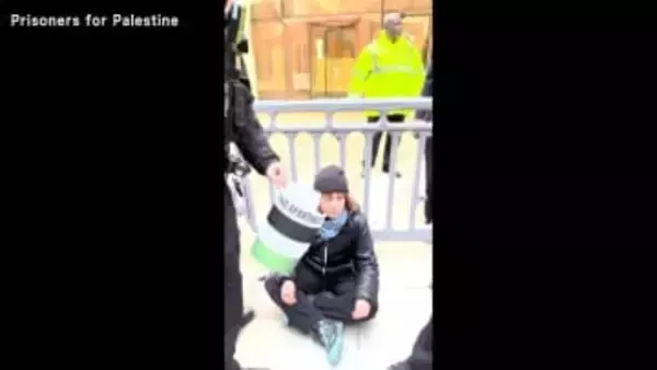 グレタさんロンドンで一時拘束される　親パレスチナ団体支持デモへの参加が“テロ関連法に違反する可能性”として