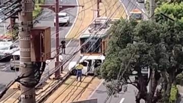 「男性が出てきて走っていった」路面電車と軽自動車が衝突　運転手ら3人逃走　交差点を右折禁止違反か　鹿児島市