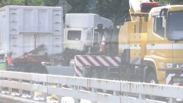 首都高でトレーラーが壁に突っ込む事故　4号線下りと都心環状線外回り・内回りの三宅坂JCT～西新宿JCT間で通行止め