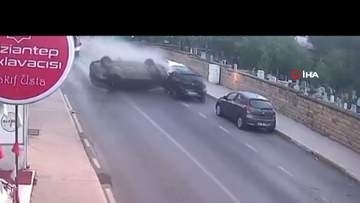 衝突→横転→それでも止まらない　猛スピードの車が駐車中の3台に次々衝突、100メートル後退してようやく停止　トルコ