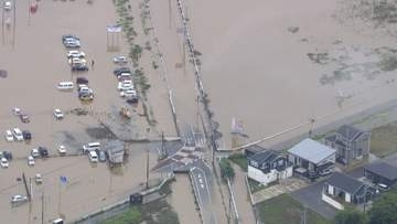 復旧や救助活動続く冠水現場に再びゲリラ雷雨　一夜明け広範囲に氾濫や浸水　車の水没や土砂崩れ相次ぐ　千葉記録的豪雨8人死亡