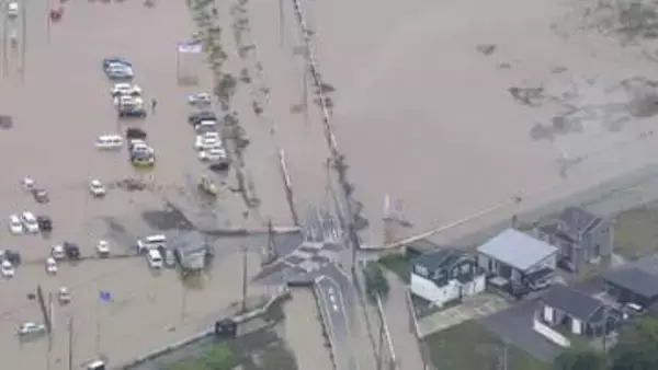 復旧や救助活動続く冠水現場に再びゲリラ雷雨　一夜明け広範囲に氾濫や浸水　車の水没や土砂崩れ相次ぐ　千葉記録的豪雨8人死亡