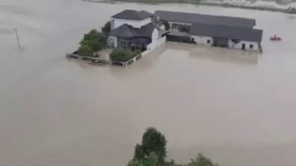 インドネシア豪雨で日本人少なくとも8人が孤立状態…宿泊施設に滞在しけが人なし　現地当局が救助検討　スマトラ島では死者400人超