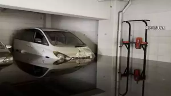 突然動き出すワイパー　車が水没する一部始終　千葉豪雨で高校の地下駐車場が水没　カー用品店では脱出用ハンマー品切れ