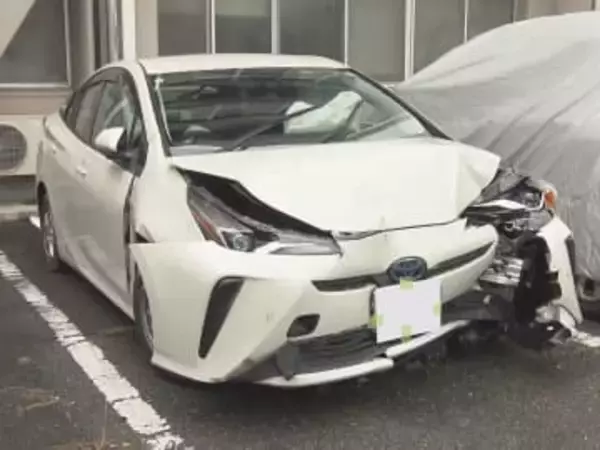 周辺から気になる“証言”が…70代運転の車が縁石乗り越え家の壁と電柱に衝突 乗っていた96歳女性が死亡し娘夫婦も重傷