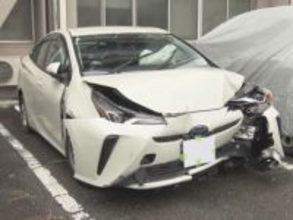 周辺から気になる“証言”が…70代運転の車が縁石乗り越え家の壁と電柱に衝突 乗っていた96歳女性が死亡し娘夫婦も重傷