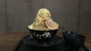 クリスマス限定“寿司ケーキ”に4歳男の子が興奮！　“まるでツリー”の肉・ニンニクマシマシ、モンスター丼も登場