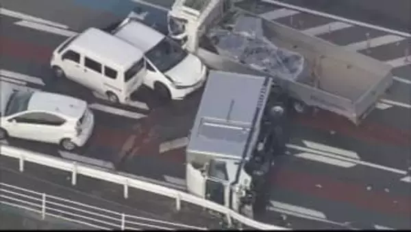 トラック同士の追突に乗用車4台巻き込まれたか…6台の玉突き事故　男女6人負傷も意識あり　福岡・宗像市