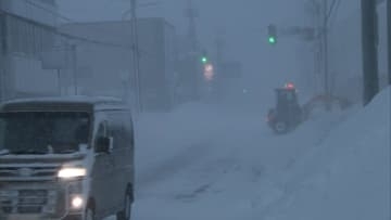 雪の中でふんどし姿の男性ら「奇祭大俵引き」“白”勝って今年は豊作?北日本大荒れ「暴風雪警報」自動ドア凍結も「玄関開けて絶望」