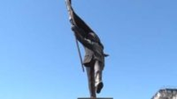 バンクシー新作　ロンドン中心部に彫刻　自身の作品と公表