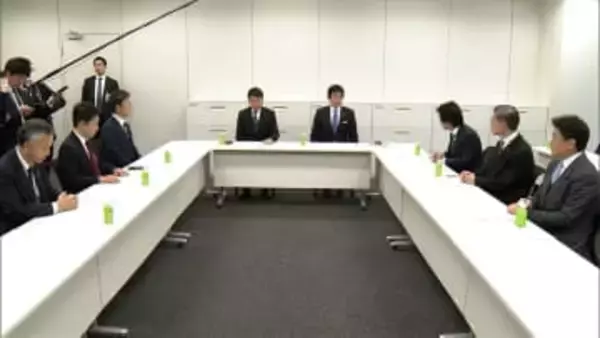 衆院議員定数 1割目標に削減　自民・維新が法案提出　野党「自動削減」の規定に反発