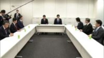 衆院議員定数 1割目標に削減　自民・維新が法案提出　野党「自動削減」の規定に反発