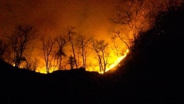 「自宅近くまで火が来ないか心配」群馬・妙義山の山火事カラカラ天気で30ヘクタール延焼　自衛隊がヘリで消火活動