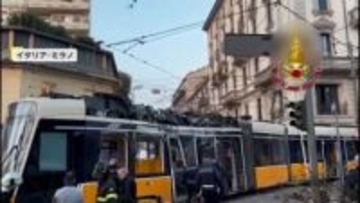 路面電車が脱線　建物に突っ込む　2人死亡　39人重軽傷…1年前に運航開始の新型　イタリア・ミラノ