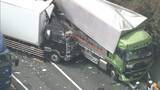 「渋滞中に8tトラックが追突、さらに後ろから10tトレーラーが追突　東名阪道上りで4台絡む事故　50代男性2人ケガ　三重・四日市市」の画像1
