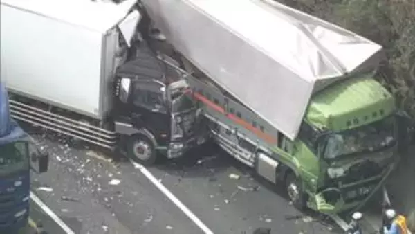 渋滞中に8tトラックが追突、さらに後ろから10tトレーラーが追突　東名阪道上りで4台絡む事故　50代男性2人ケガ　三重・四日市市