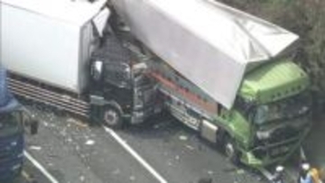 渋滞中に8tトラックが追突、さらに後ろから10tトレーラーが追突　東名阪道上りで4台絡む事故　50代男性2人ケガ　三重・四日市市